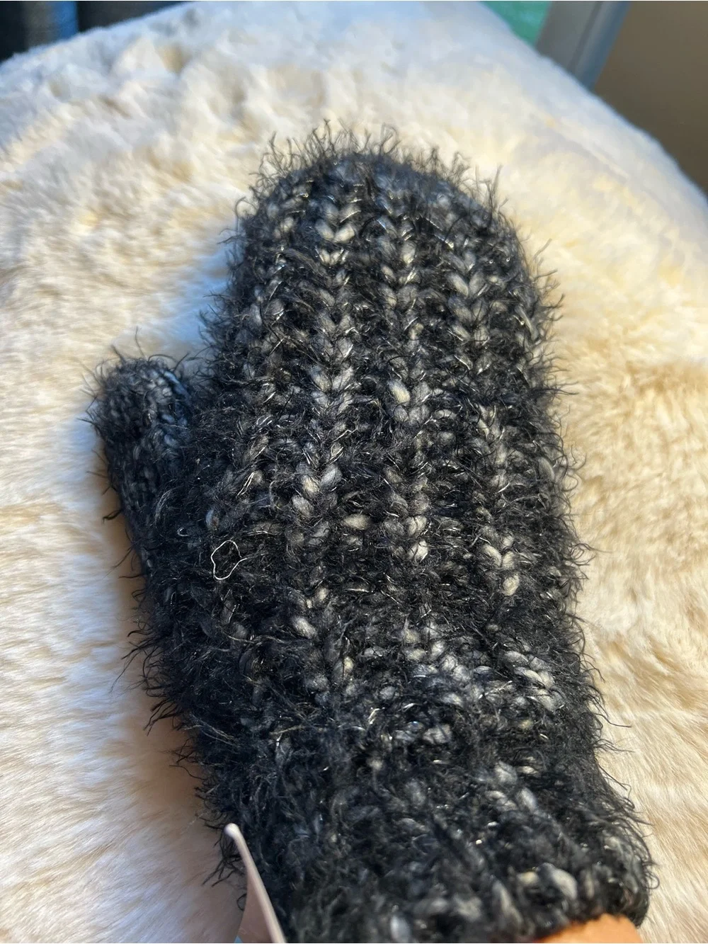 NWT!  Women’s Muk Luks fuzzy mittens.